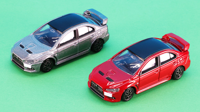 左が通常仕様（グレーメタリック）、右が発売記念仕様（レッド）