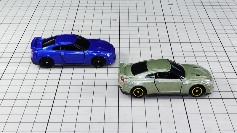 リア：伝統の丸形4灯のテールランプ