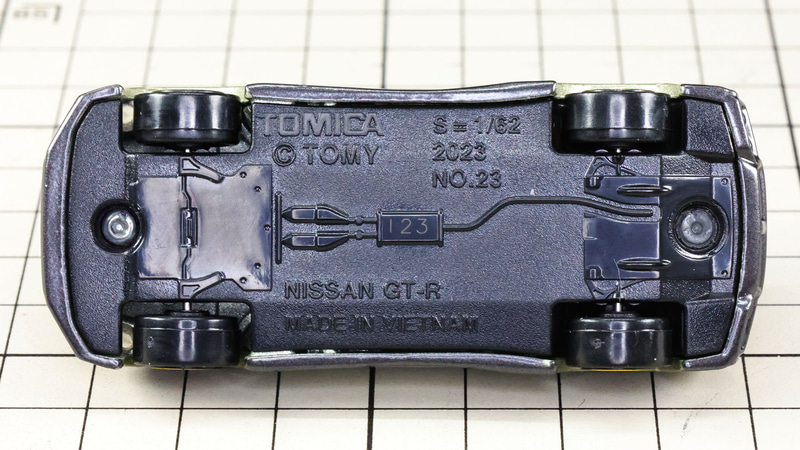 シャーシ：マフラーの経路が独特の下面をモールドしています