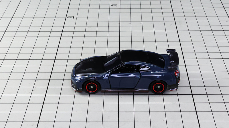 サイド：こちらは通常版とほぼ同じラインを持っています