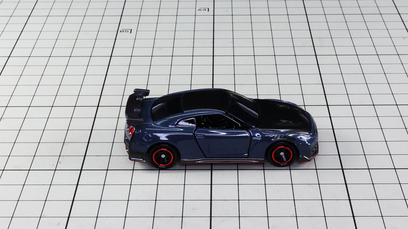 リア：巨大なリアウイングで空力を最大限に生かす！