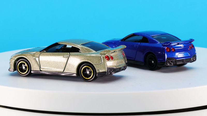 ヘッドライトは定番トミカなのにクリアーパーツという贅沢！