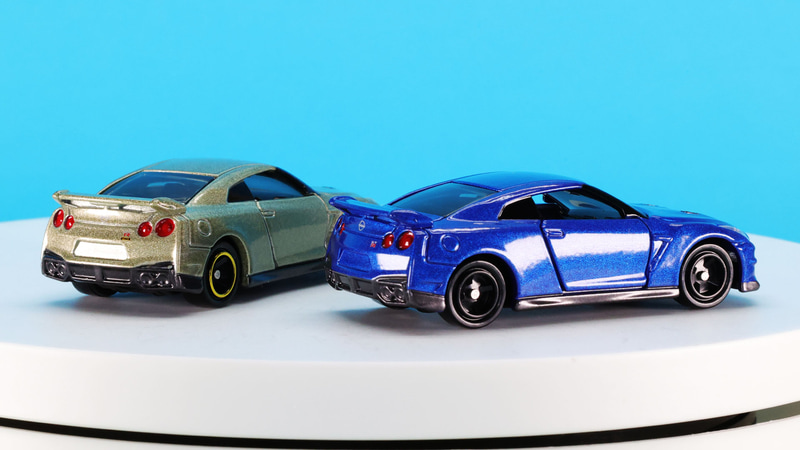 ヘッドライトは定番トミカなのにクリアーパーツという贅沢！