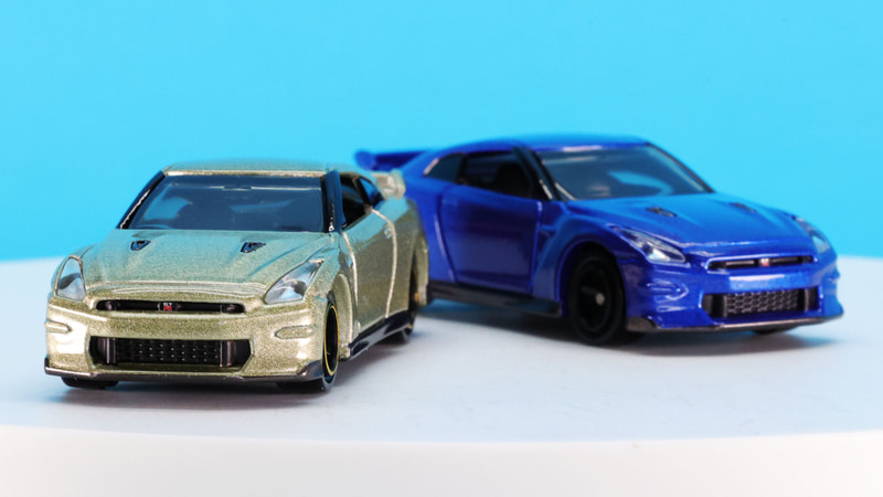 ヘッドライトは定番トミカなのにクリアーパーツという贅沢！