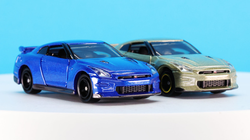 フロントグリル内のラジエーターグリルを精密に再現しています