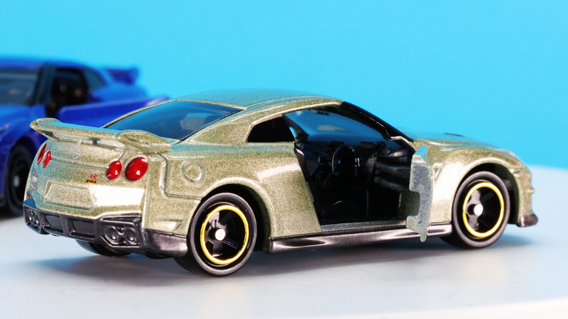 大きく開くドアで車内もよく見えてきます