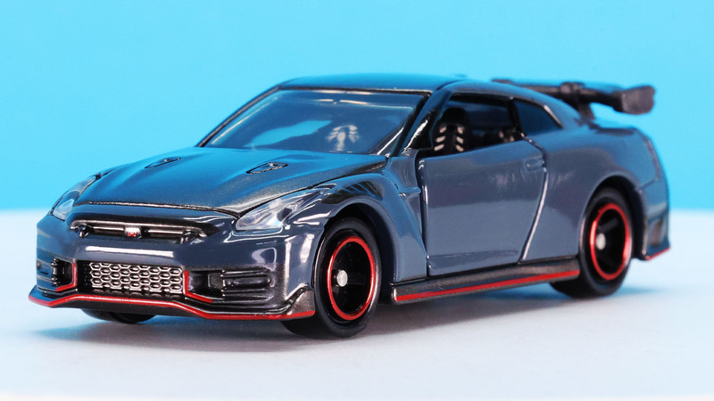 こちらはNISMOバージョン。定番トミカにラインナップされているのでいつでも購入可能！