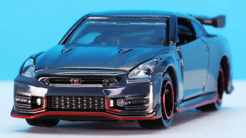 フロントグリル内のGT-Rロゴはプリント再現。フロントバンパー＆グリルもすばらしい精度です