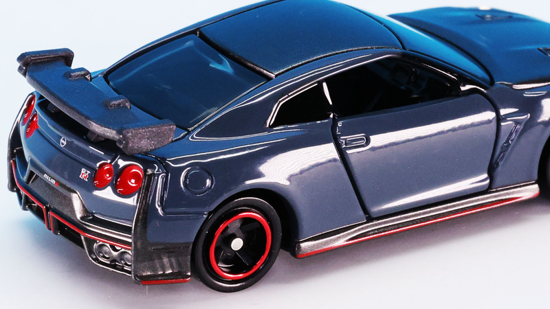 スワンネックにつられる巨大なリアウイングが大迫力！