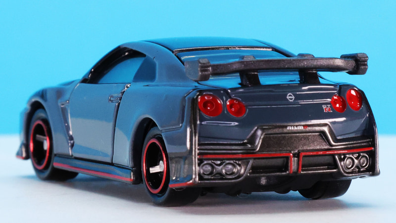 リアには日産、GT-R、NISMOのロゴがプリントされています