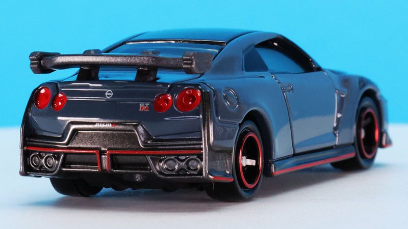 リアには日産、GT-R、NISMOのロゴがプリントされています