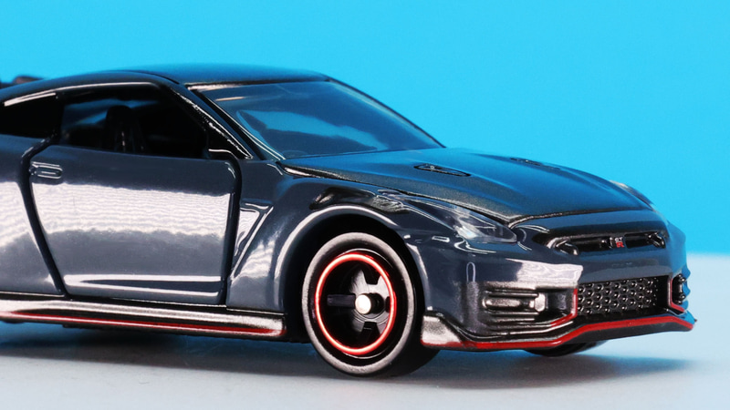 フロントバンパー左右下部のカナード類も精度高く再現されています