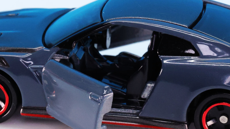 通常版と比較してみましょう。フロントからだいぶ違うことに気が付きます