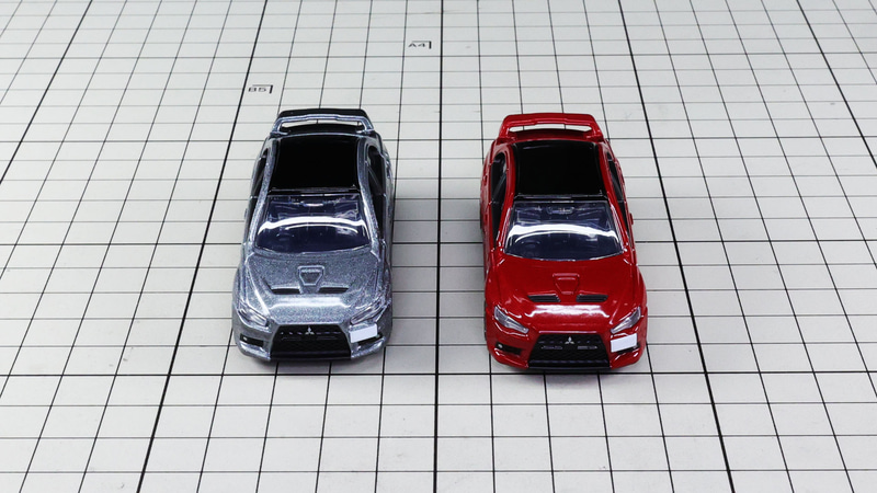 フロント：大きく開いたグリルとボンネットのダクトが高性能車をイメージさせます