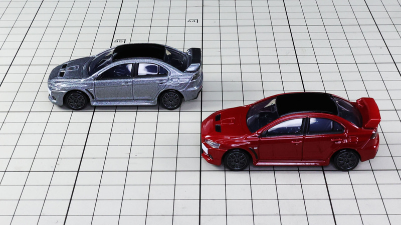 サイド：4ドアで使い勝手もよく、それでいてスポーティなイメージ