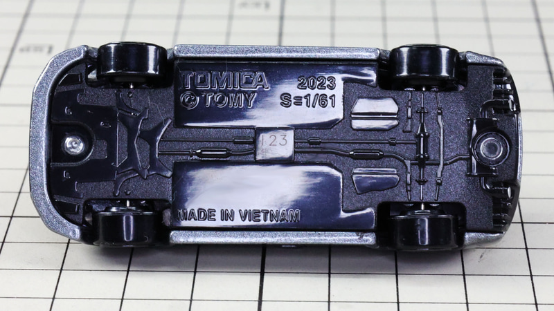 シャーシ：4WDシステムがラリーカーをイメージさせます