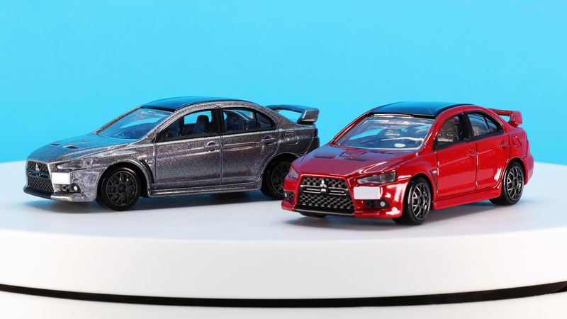 スパっと断ち切ったようなフロントマスクからリアにかけてアスリートのようにかちっとしまったスタイルのエボファイナル