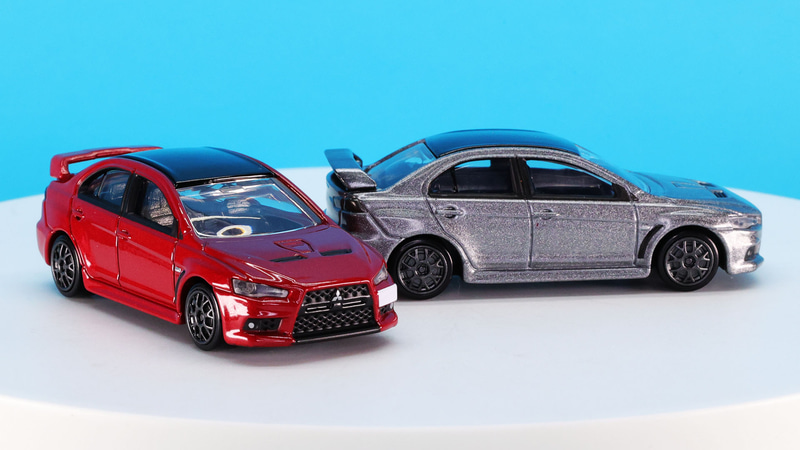 フロントグリル内には三菱自動車のロゴをプリント、向かって右にオフセットされたナンバープレートのベースもホワイト塗装でいい雰囲気です