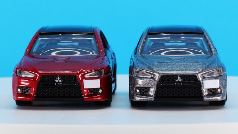 フロントグリル内には三菱自動車のロゴをプリント、向かって右にオフセットされたナンバープレートのベースもホワイト塗装でいい雰囲気です