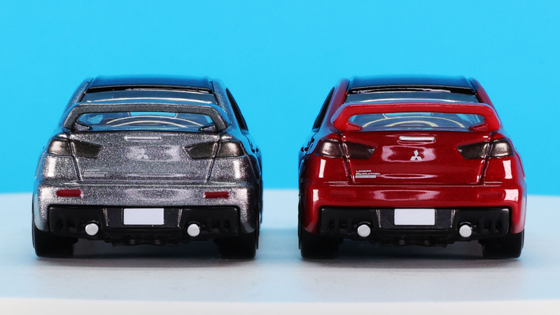 リアにもナンバープレートベースがホワイト塗装で再現されています