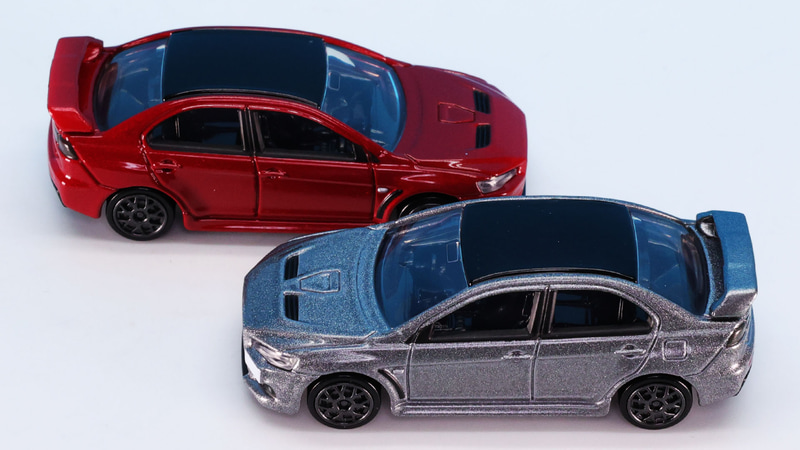 フロントグリル内のモールドもびっしり入っています