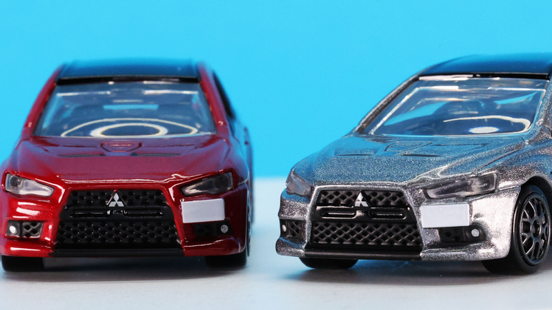 フロントグリル内のモールドもびっしり入っています