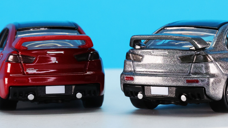 リアウイングの形状もバランスよく、三菱自動車のロゴと“LANCER EVOLUION FINAL EDITION”のロゴも印刷で再現されています！