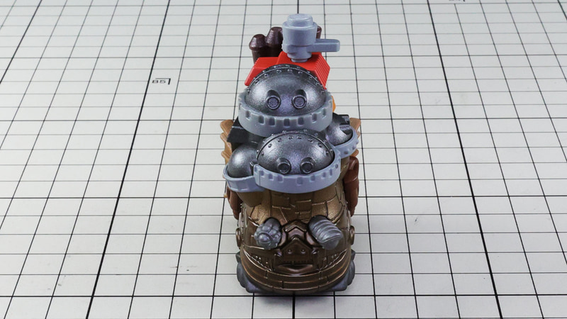 前：巨大な砲台や大きな口が見えます