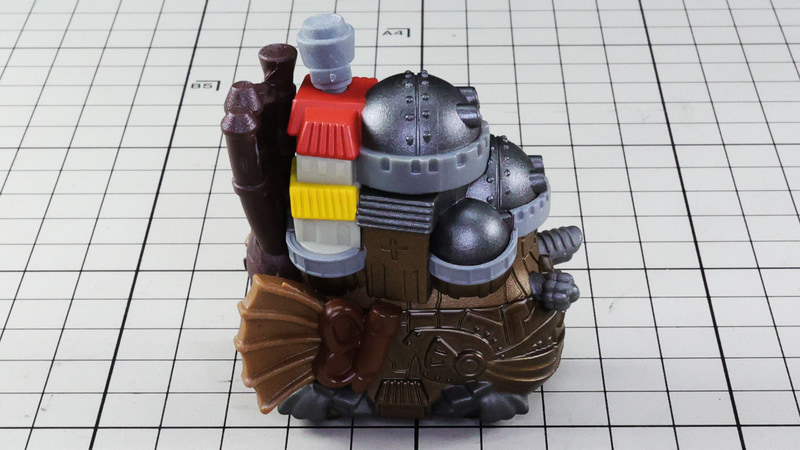 後：4本の煙突や後ろに伸びた羽、城への入り口が見えます