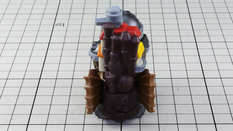 後：4本の煙突や後ろに伸びた羽、城への入り口が見えます