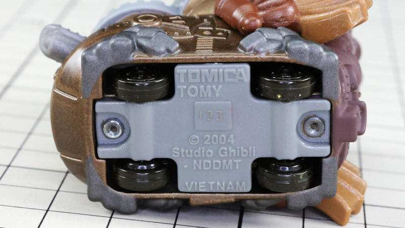 底：これぞトミカ！4本脚ではなくタイヤが付いていて手転がしで遊べます