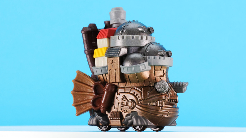 とても複雑な形状のハウルの城をトミカに落とし込んでいます