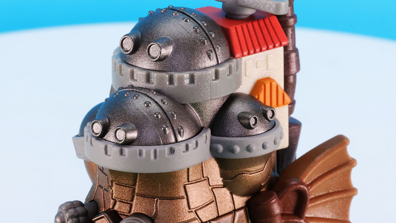 ジブリ作品によく登場する形の砲台が乗っています