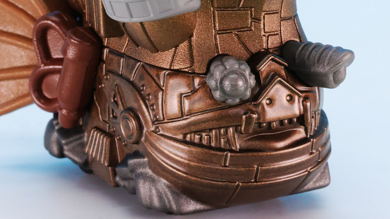 口のキバとベロが見えます。鼻は家の形のようになっていますね