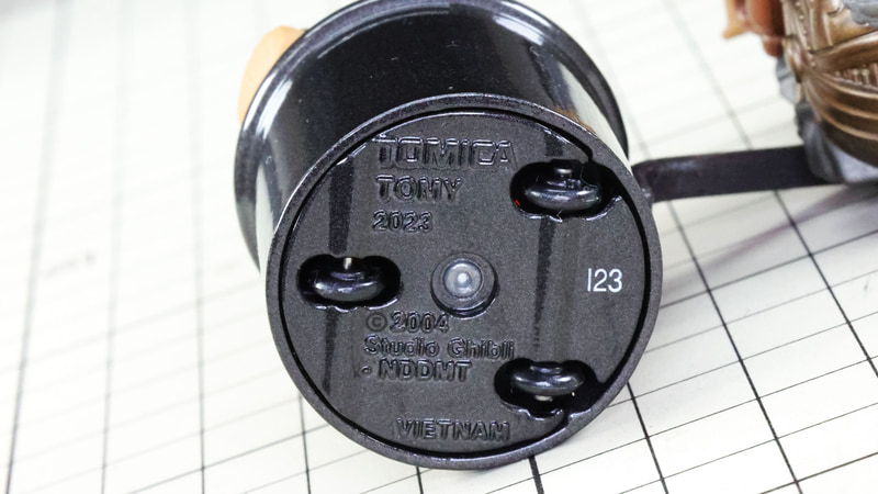 底：3輪タイプのタイヤが付いていて手転がしで遊べます！