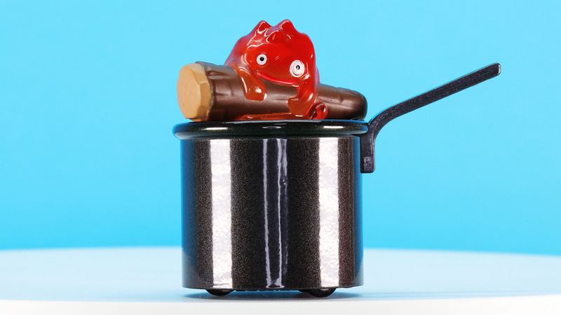 深めの鉄鍋にいまにもおちそうなカルシファー