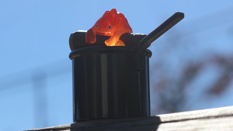 クリアー素材なので光を通してみると……