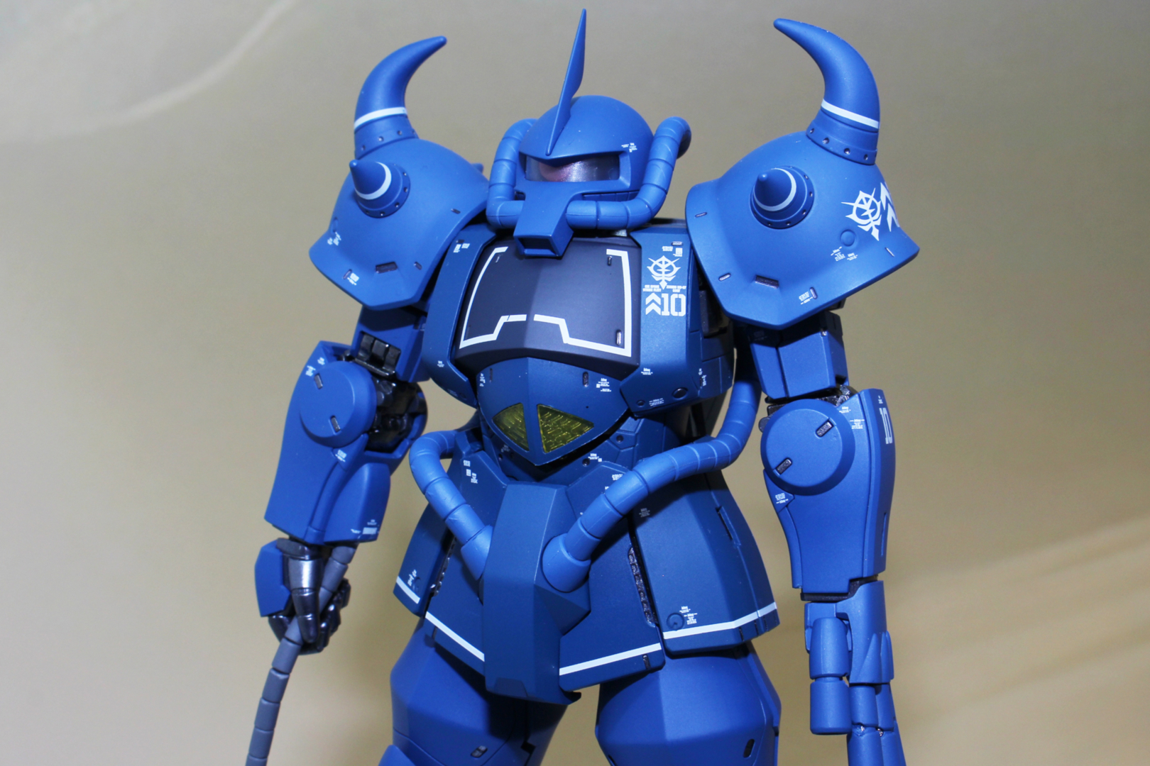スパイクアーマーはダイキャストを採用。コクピットは開閉ギミックを内蔵する