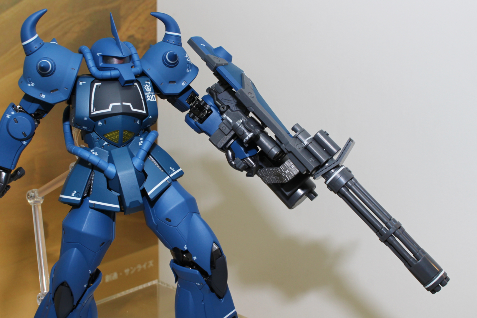 攻防を兼ねた兵装のガトリング・シールド。ヒート・サーベルを2本収納できる