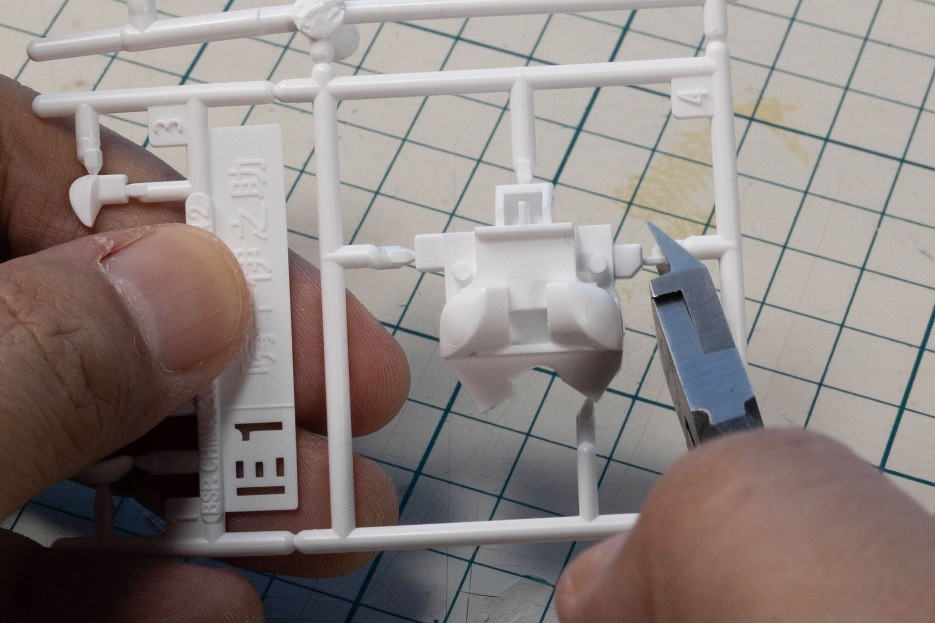 ニッパーでパーツを切り離していく