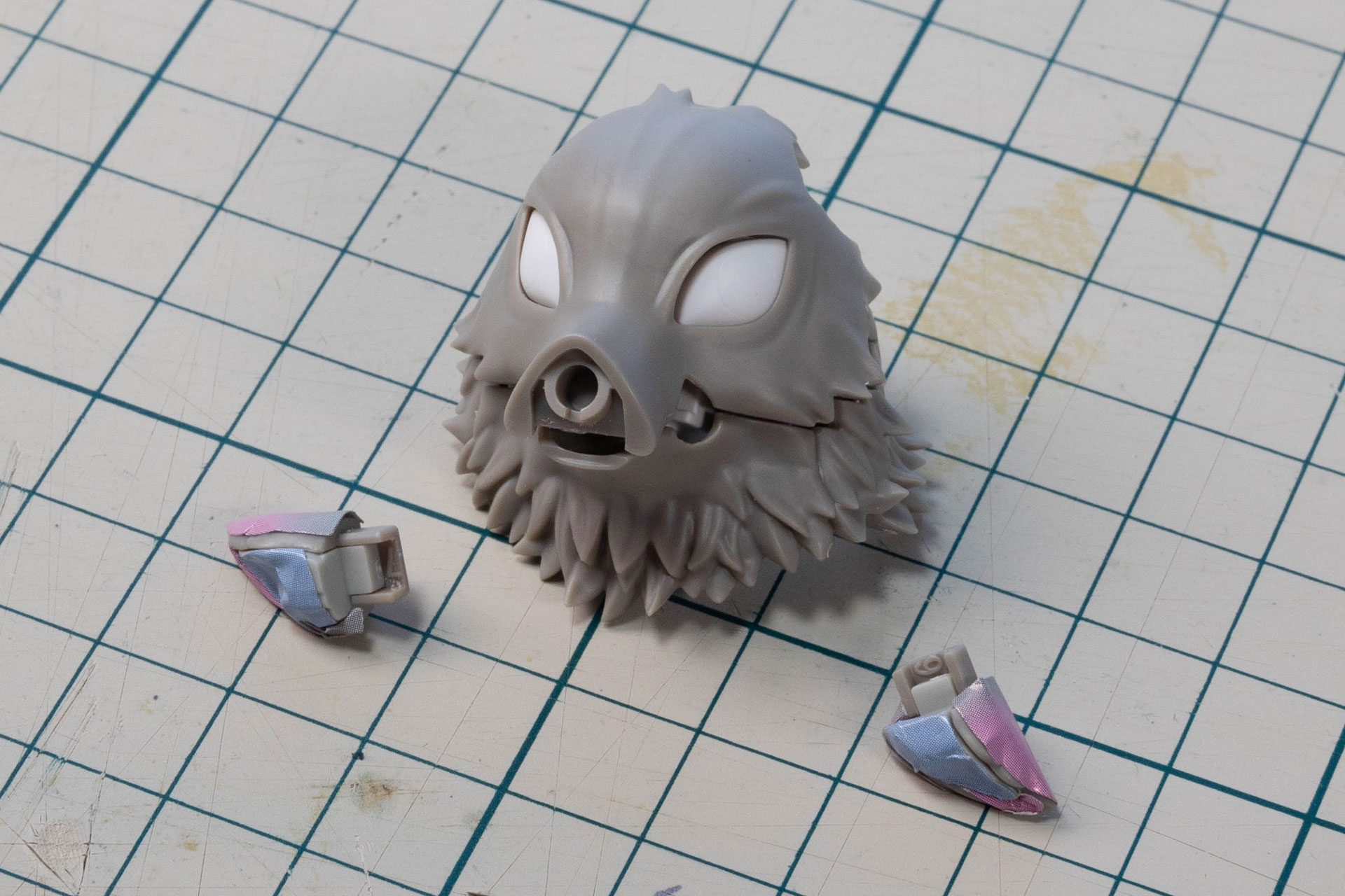 耳の部分は、組み立てる前にシールを貼らなければいけないところがあるので気を付けよう