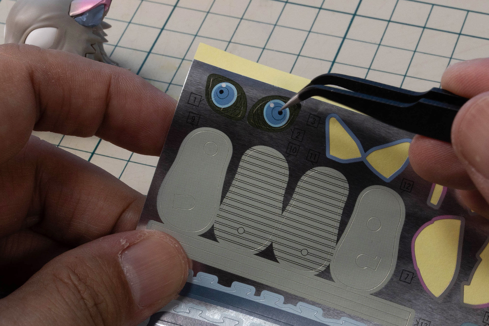 シールを貼るときは、ピンセットがあると楽に作業が行なえる