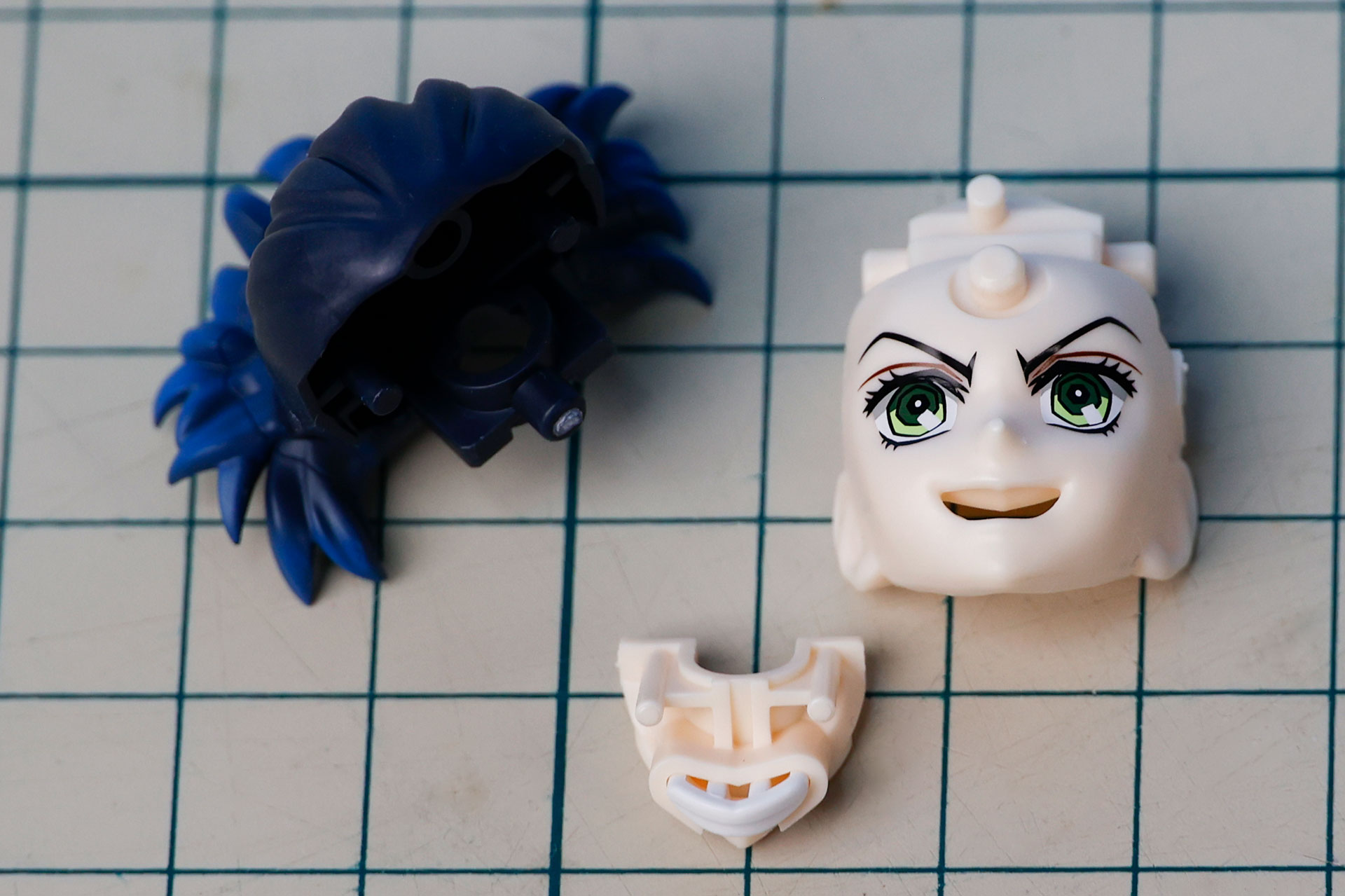 目元は最初から印刷されており、印刷精度も申し分ない