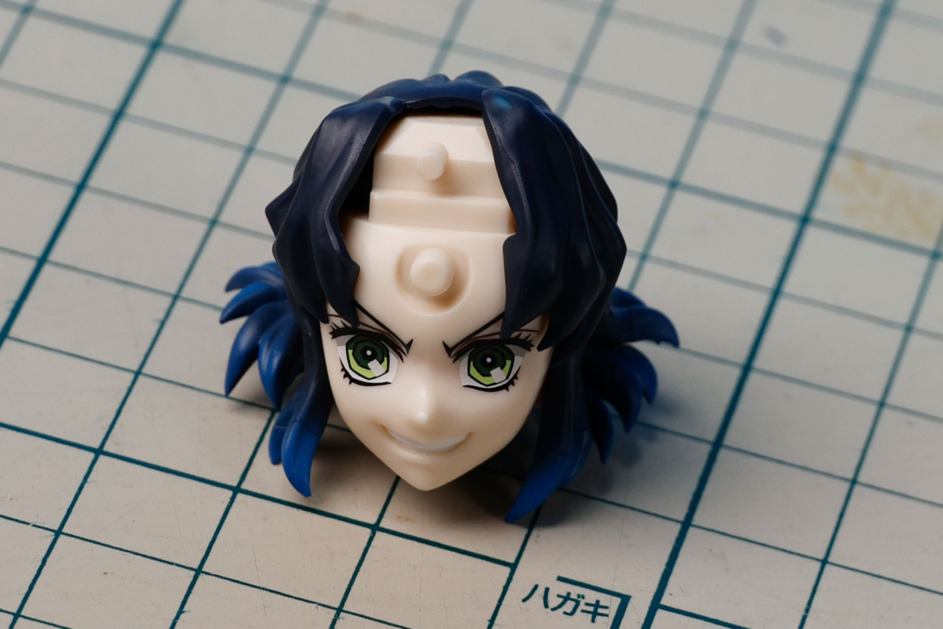 前髪の左右部分のパーツを付けたところ