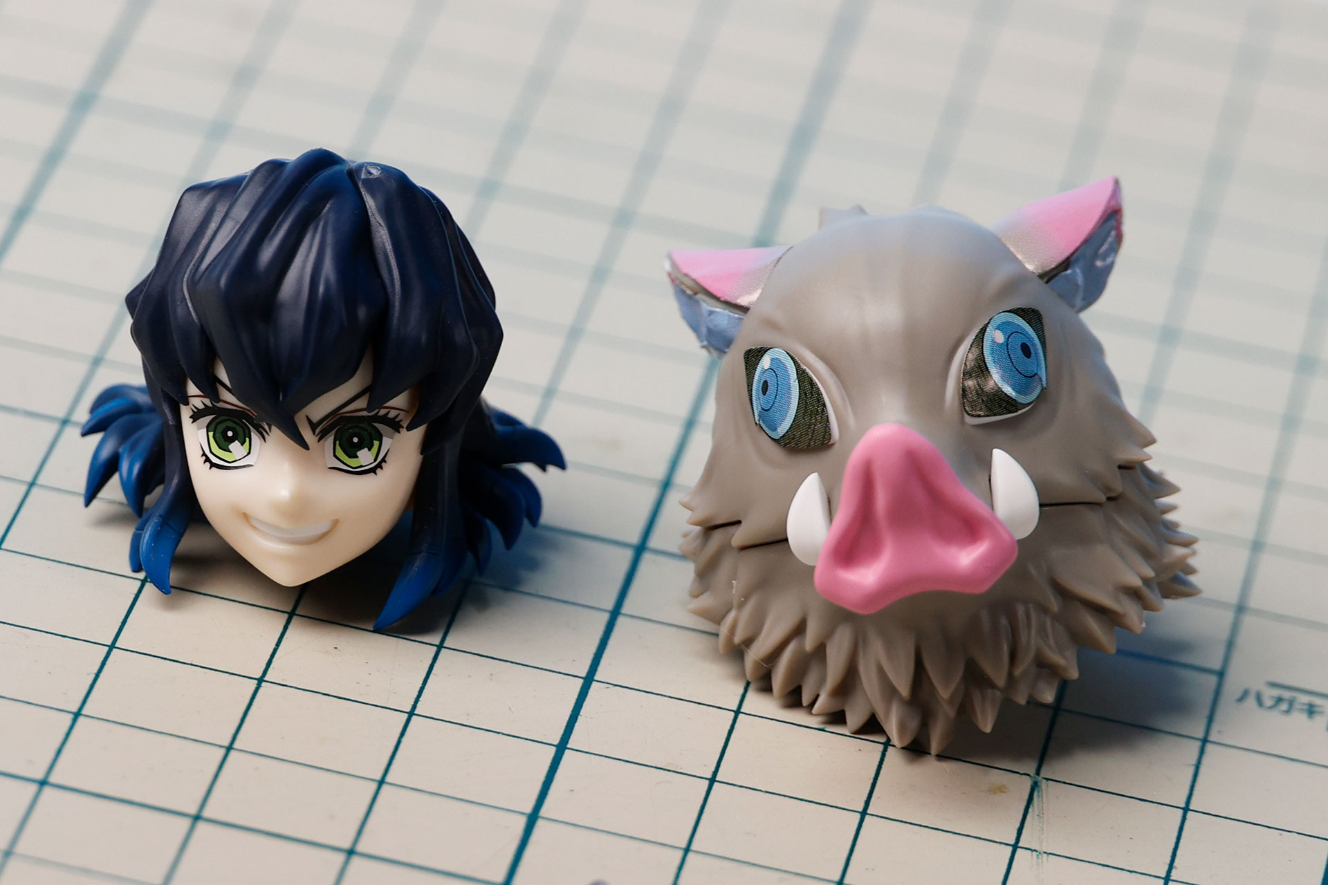 ふたつの顔パーツを並べたところ