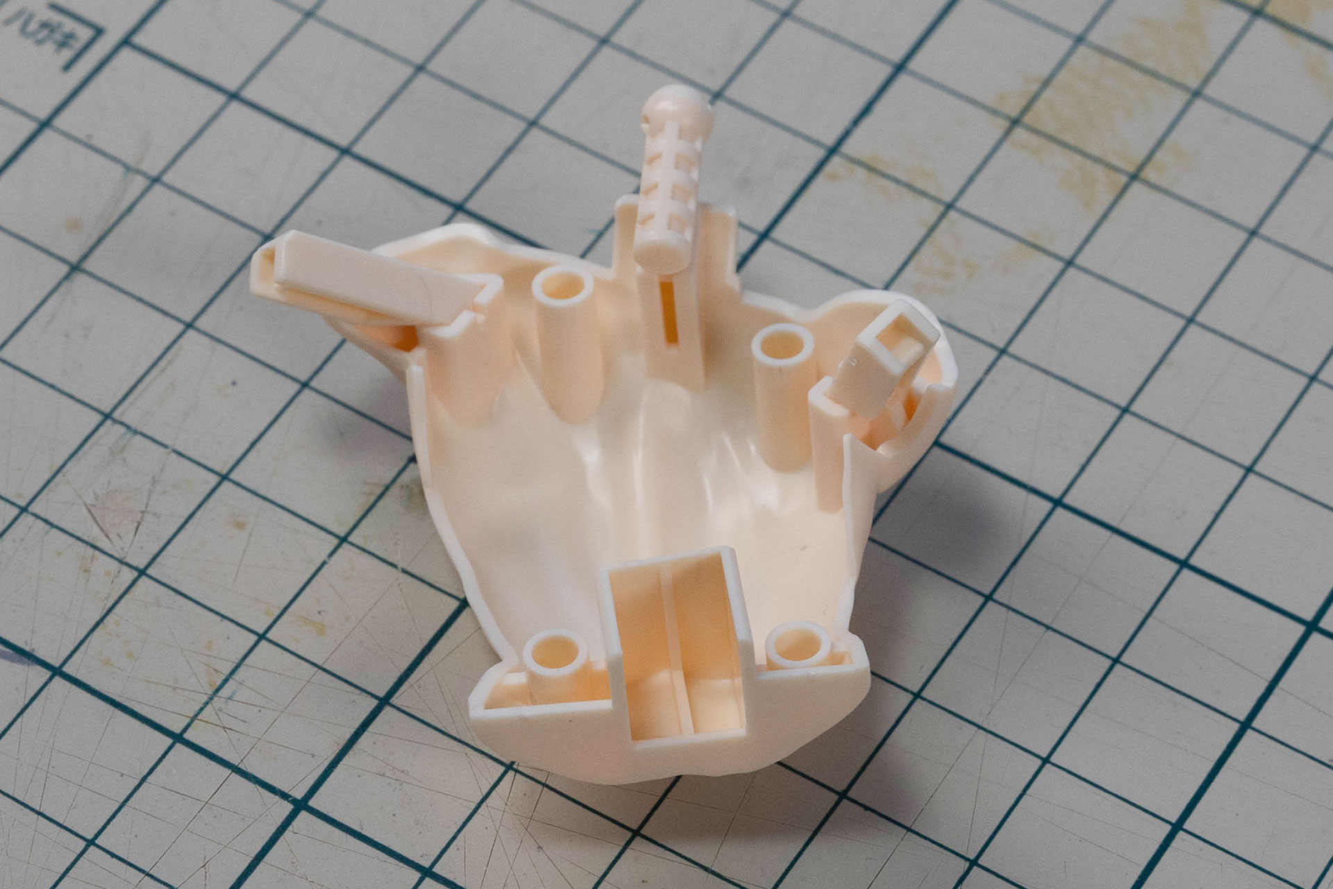 胴体パーツの背面側に腕を取り付けるためのパーツを付けていく