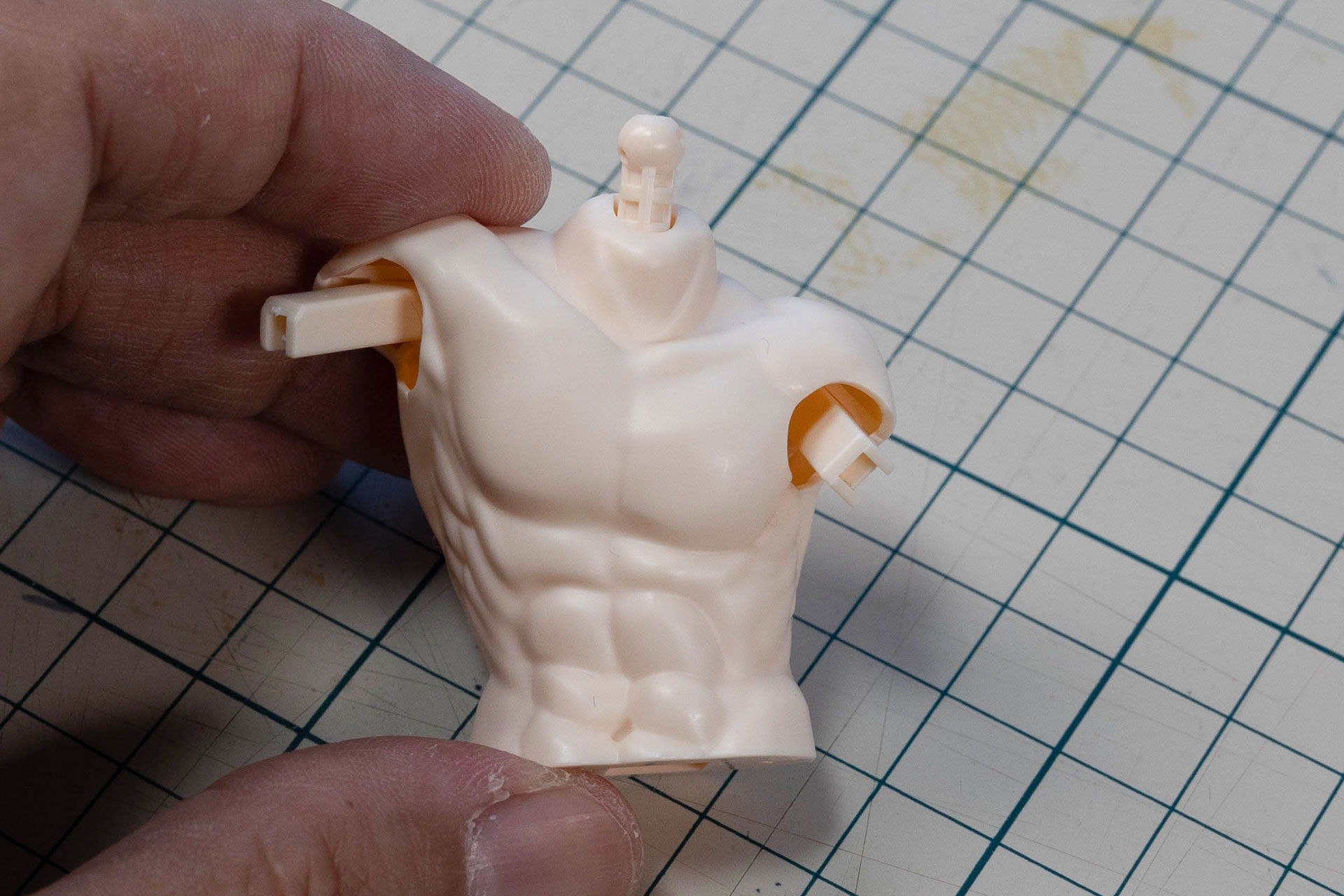 あとは前面部分を組み合わせることで、胴体は完成だ