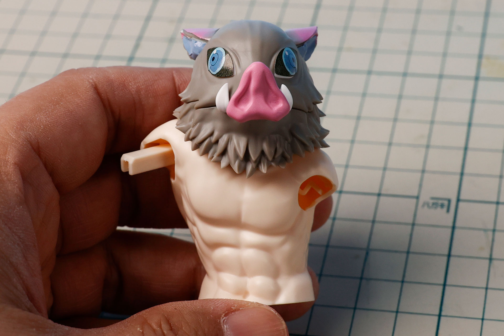 胴体に猪頭の頭部を取り付けたところ