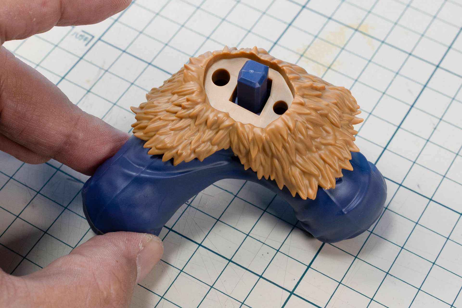 腰蓑をズボンの上から取り付けると、腰パーツは完成だ