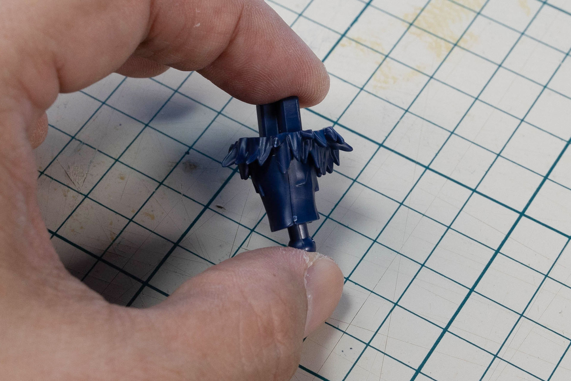 脚パーツは、脛から作っていく